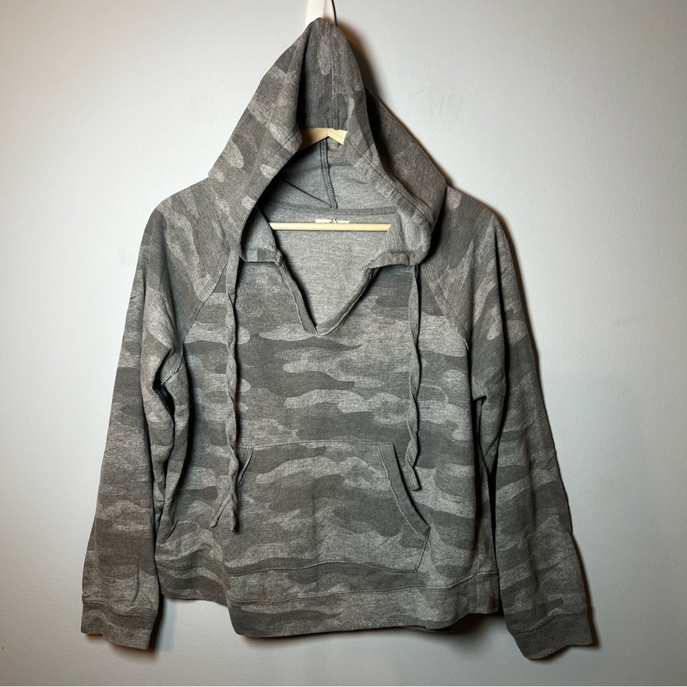 Maurices Camo V-neck Lightweight Hoodie Women’s M Gray Pullover Sweatshirt